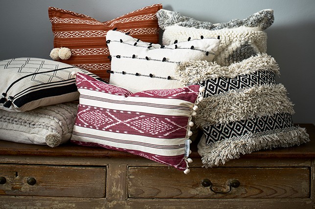 Decorative Pillows The Trendiest Styles For 2019 Decor Aid