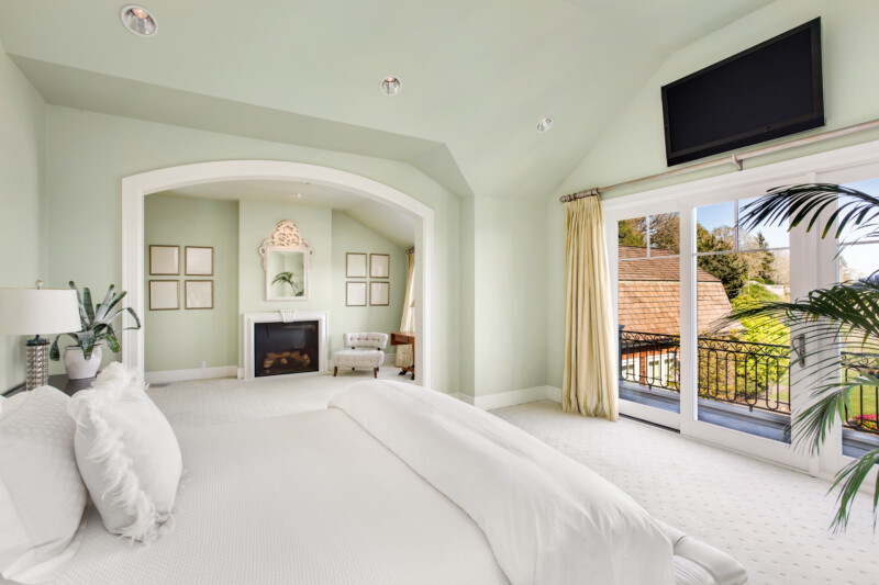 Bedroom With Vaulted Ceiling Green 800x533 