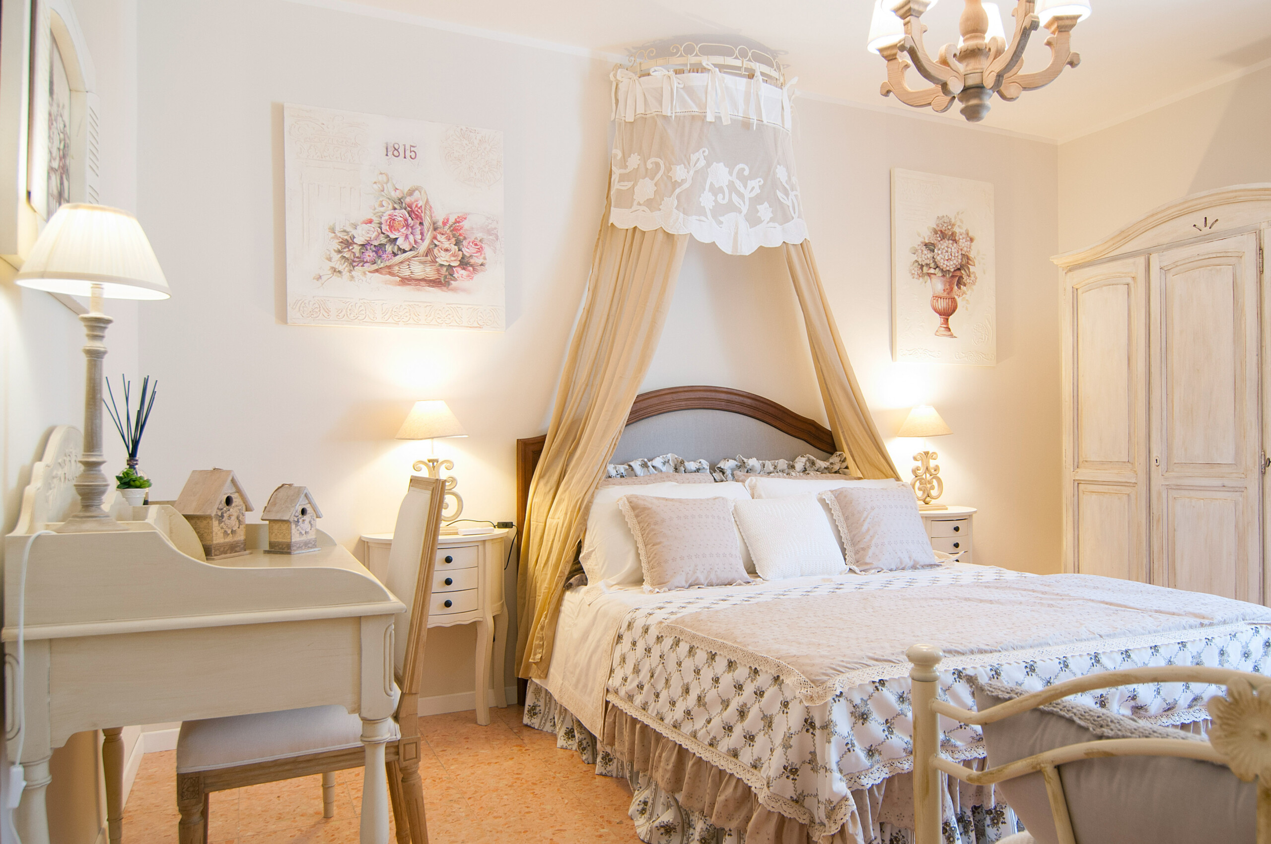 Shabby Chic With Gold Decor Bedroom